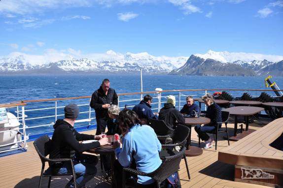 Em dia de céu aberto a caminho de St Andrews Bay, na Geórgia do Sul, almoço no deck externo do Sea Spirit